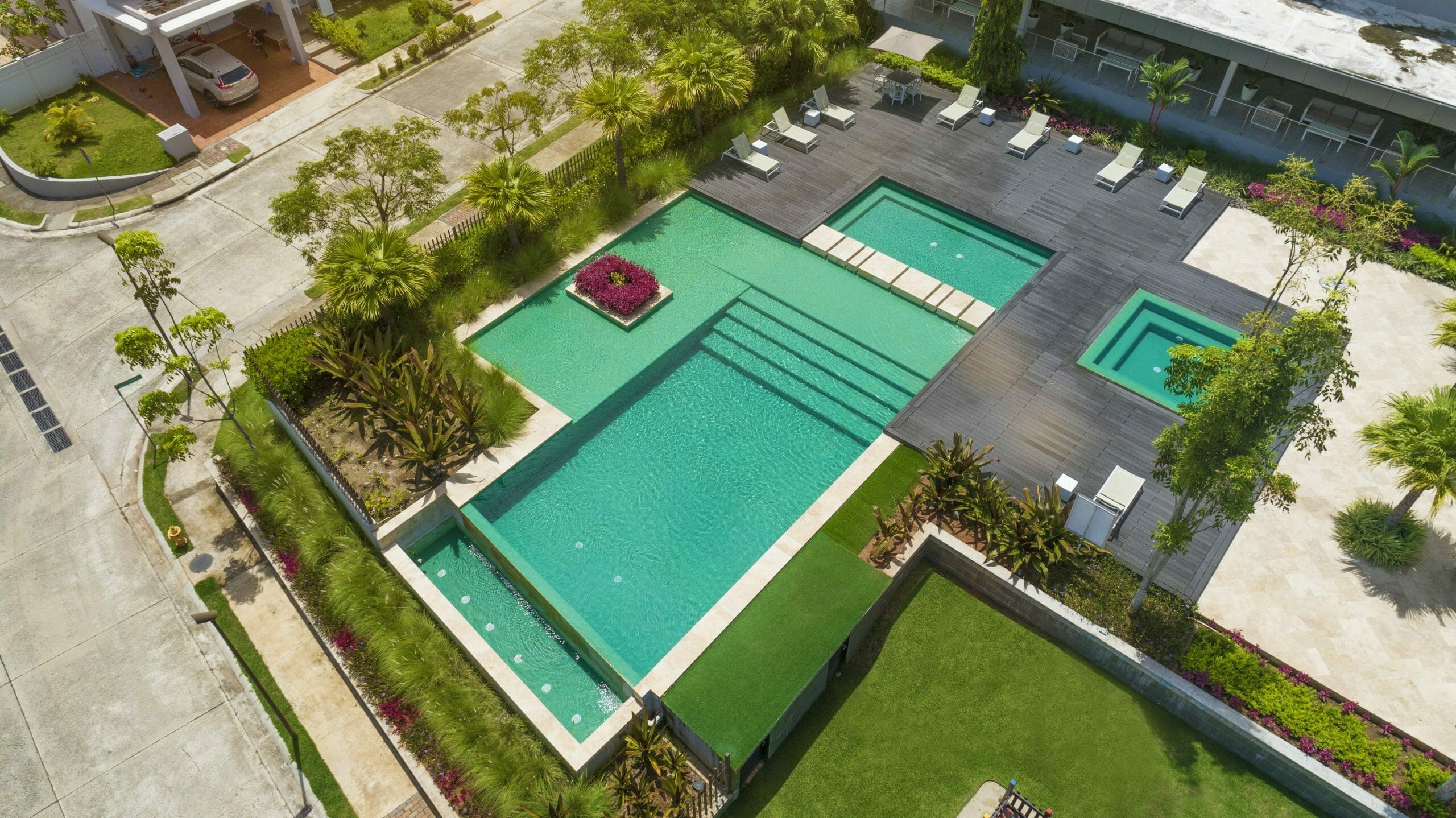 Piscina como amenidad del proyecto residencial Sierra Nevada en Paseo del Norte.