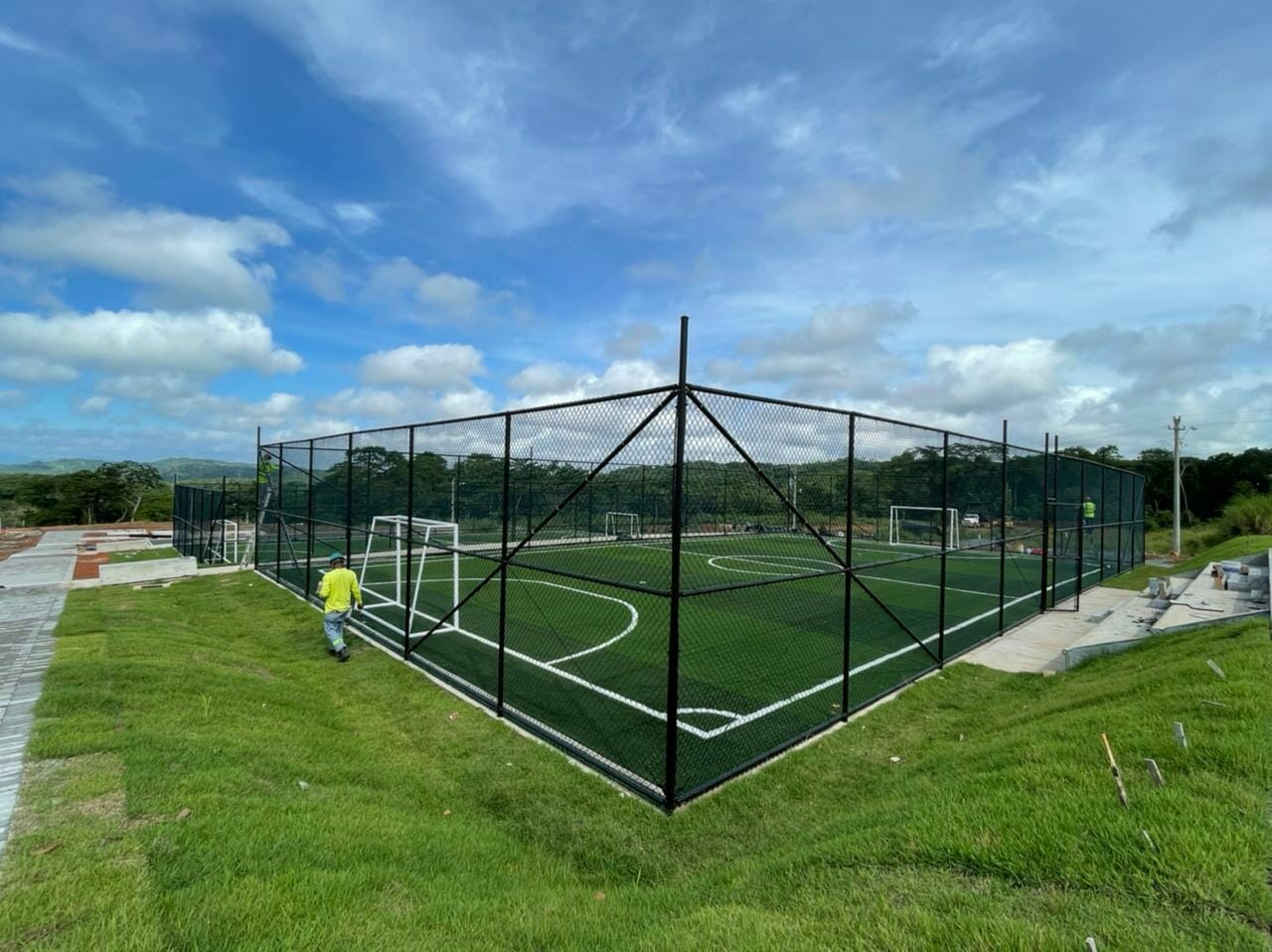 Vista panorámica del centro deportivo con cancha de fútbol cercada en Brisas del Golf Arraiján
