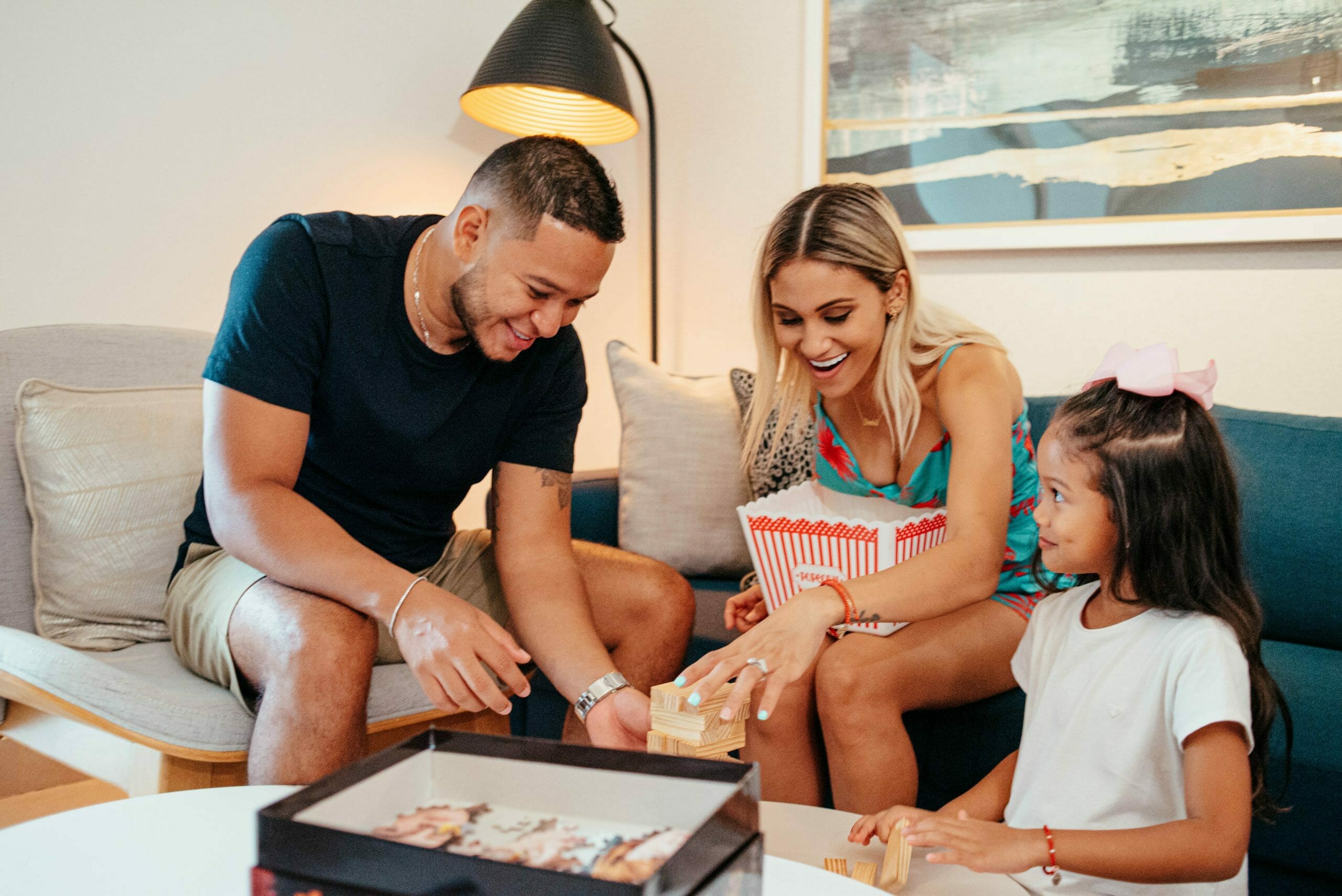 Familia jugando juegos de mesa en la tranquilidad de su casa en paseo del norte.