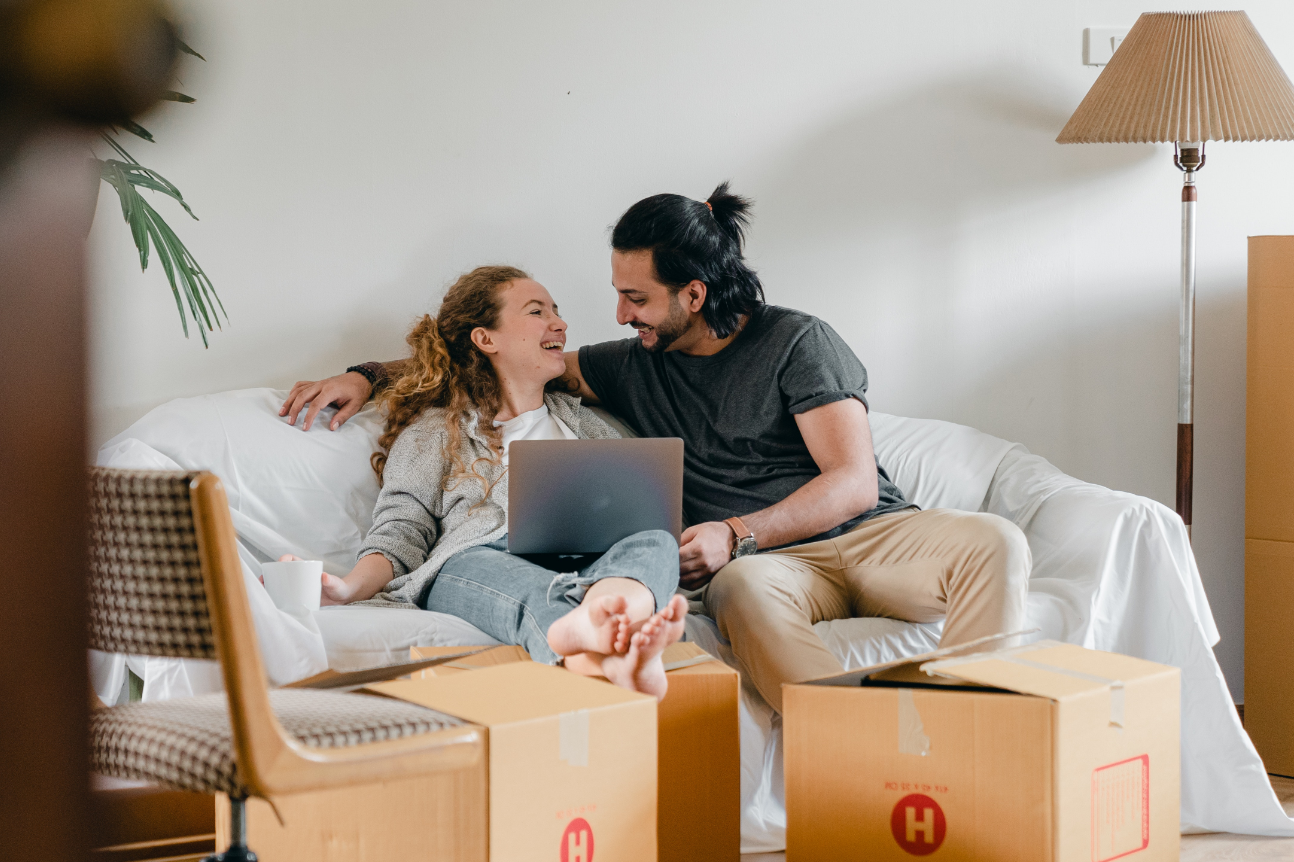 Una pareja feliz estrenando casa nueva