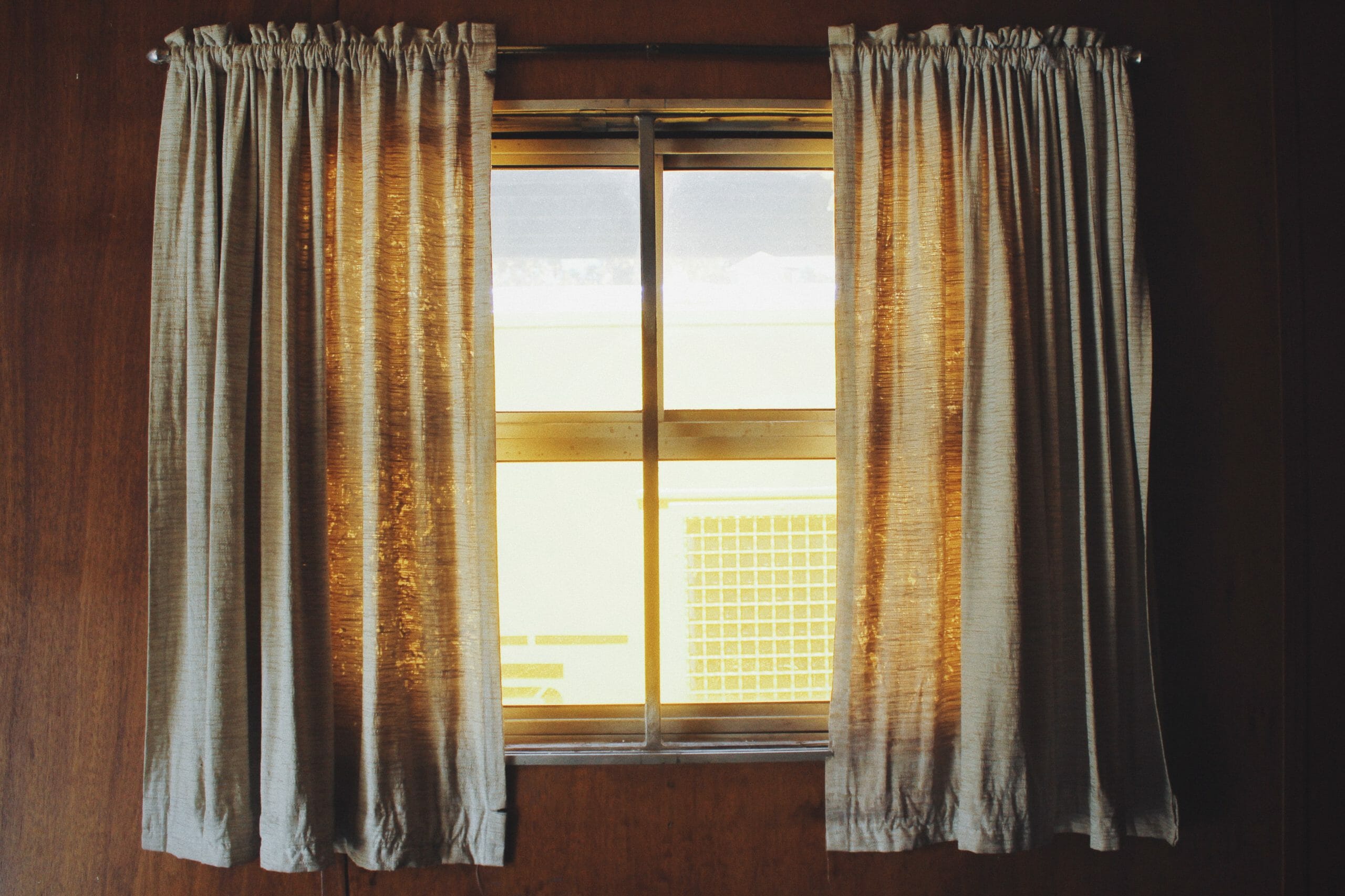 Luz entrando por ventana con cortinas