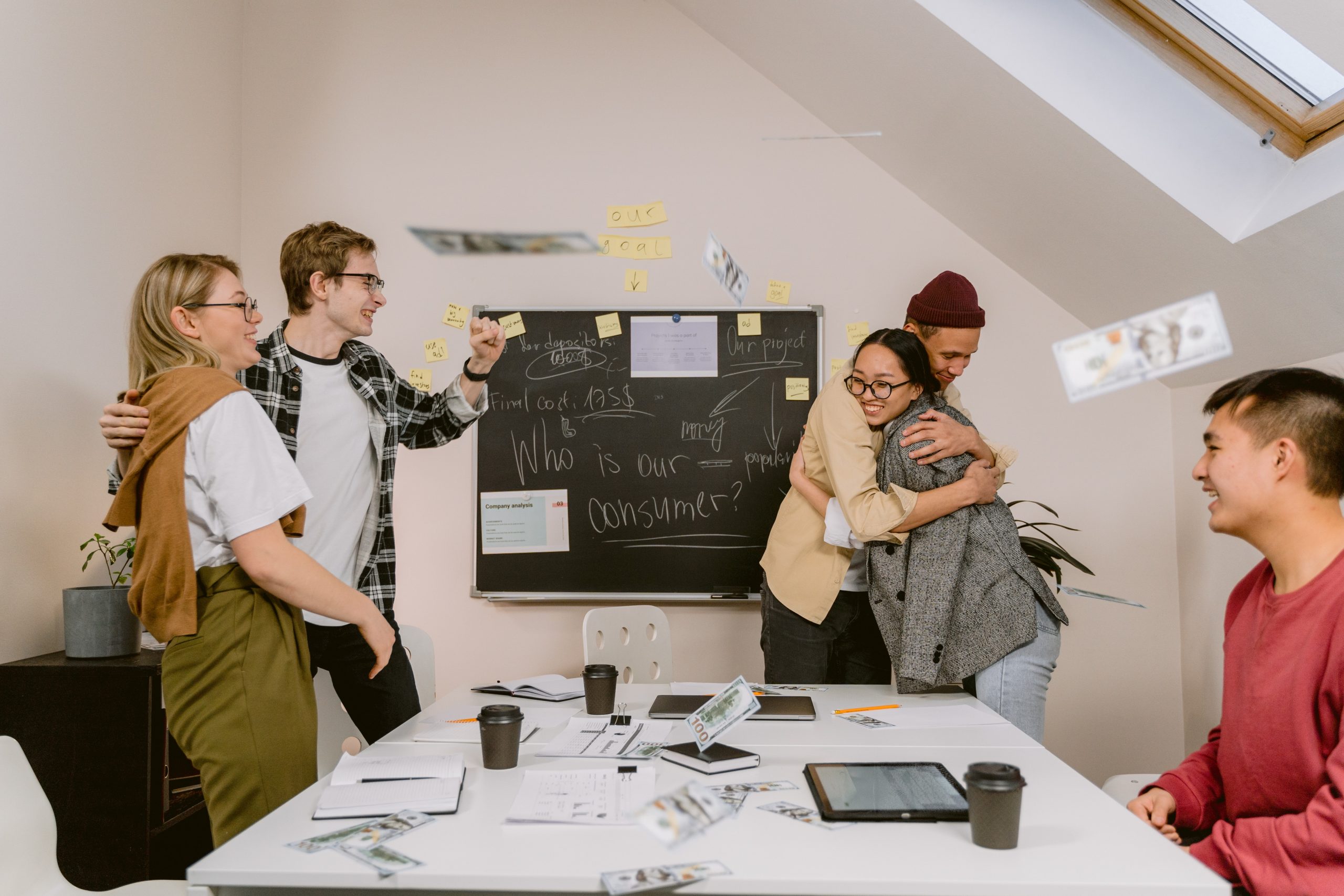 Grupo de hombres y mujeres trabajando en co working