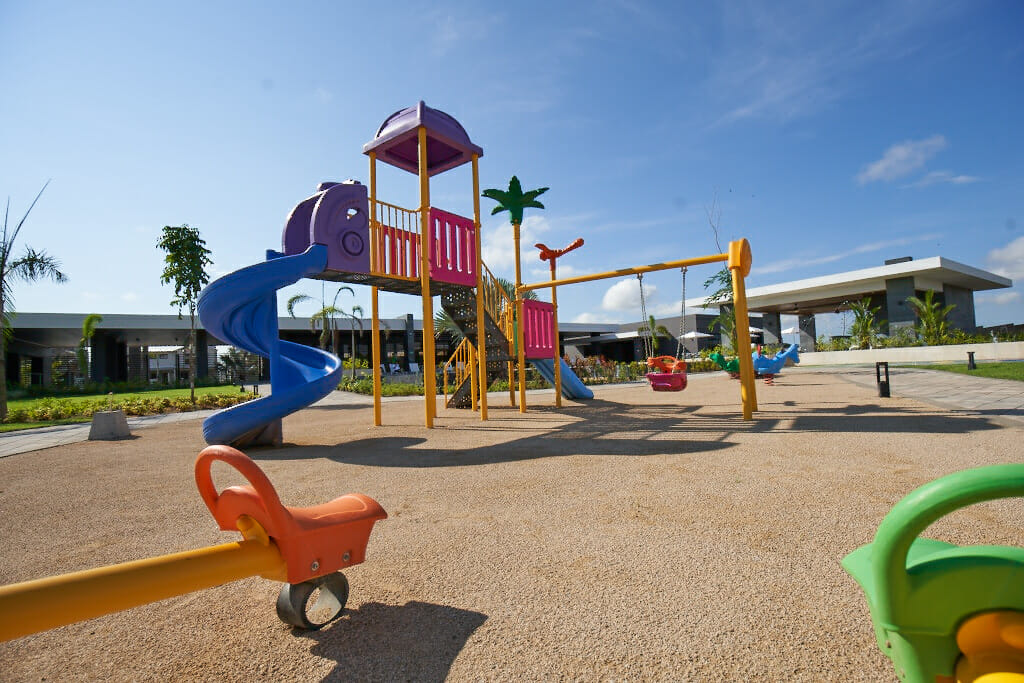 Juegos infantiles al aire libre en residencial Vallarta