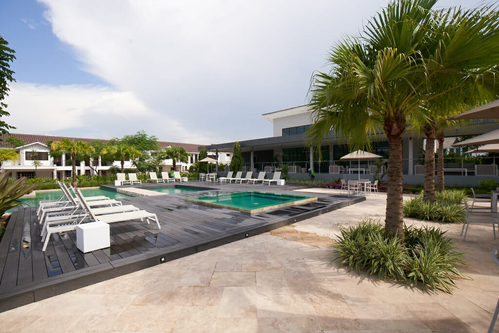 área social de sierra nevada, piscina al aire libre.