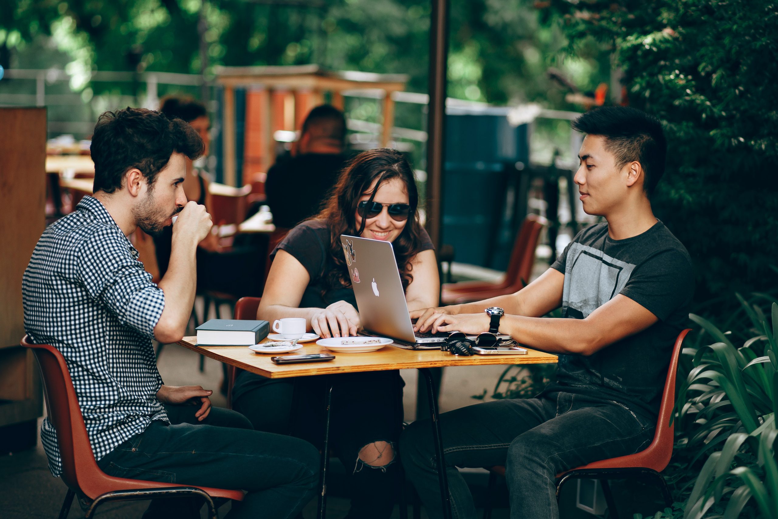amigos trabajando justos desde sus computadoras al aire libre