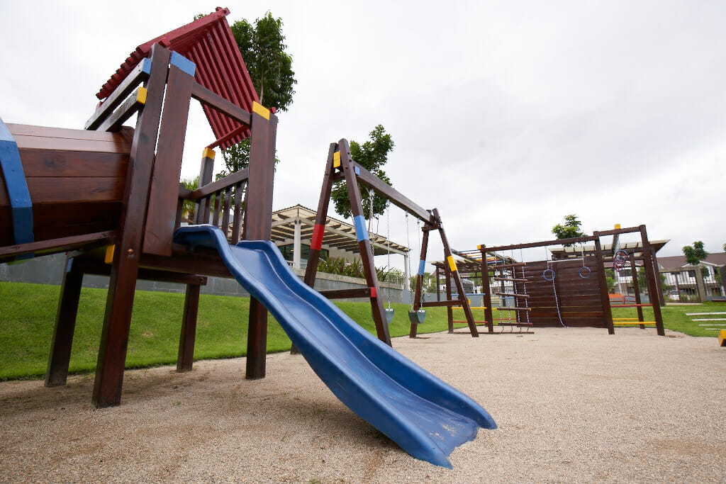 Juegos infantiles en parque privado de residencial