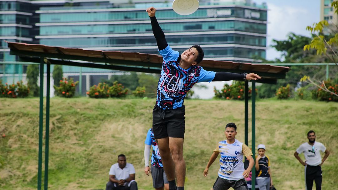 Jugadores de la Liga Nacional De Ultimate durante un partido de la Begin Ultimate League en Begin CoLiving, Panamá