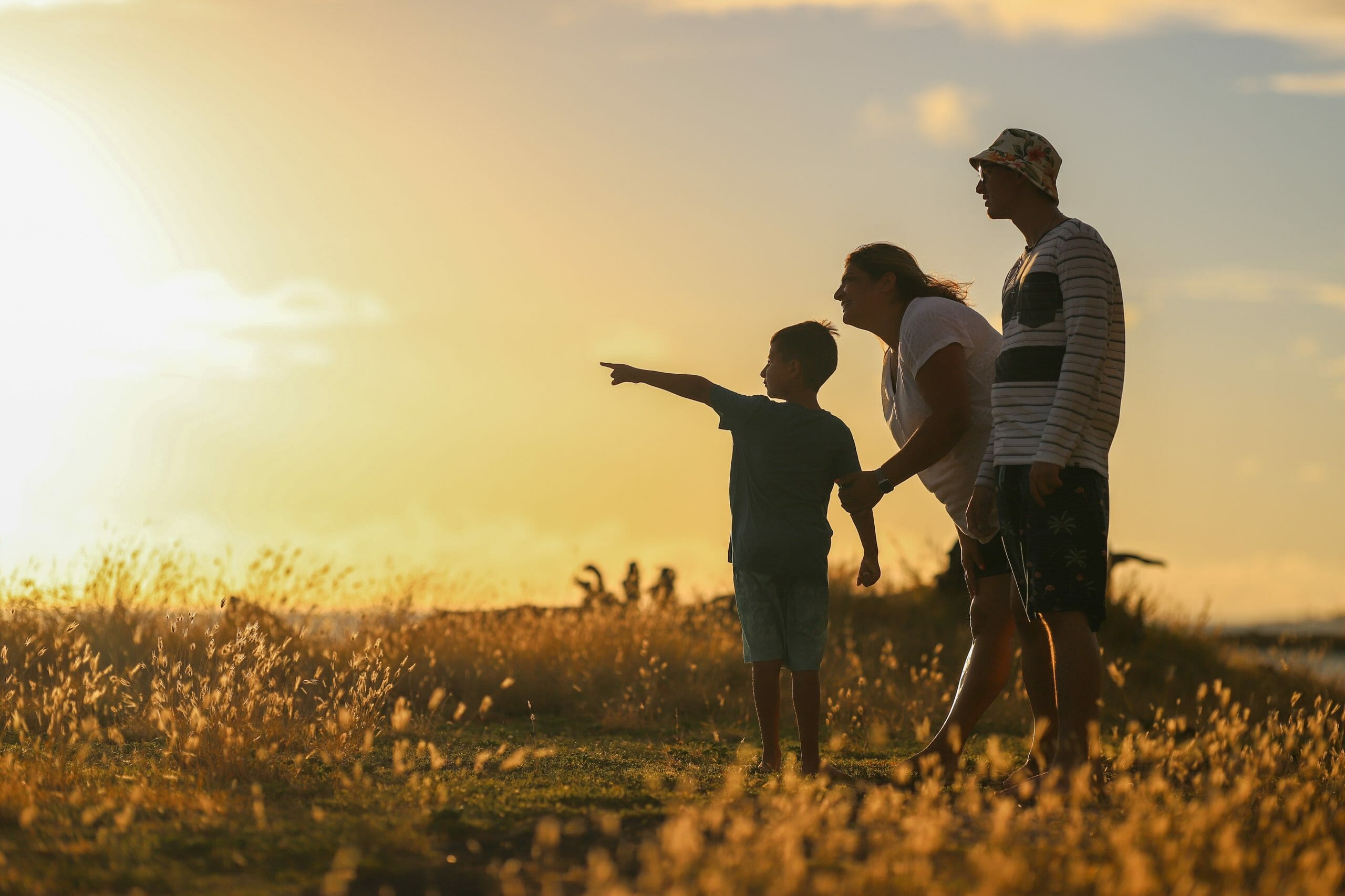 Familia compartiendo un momento de esparcimiento en exteriores al atardecer